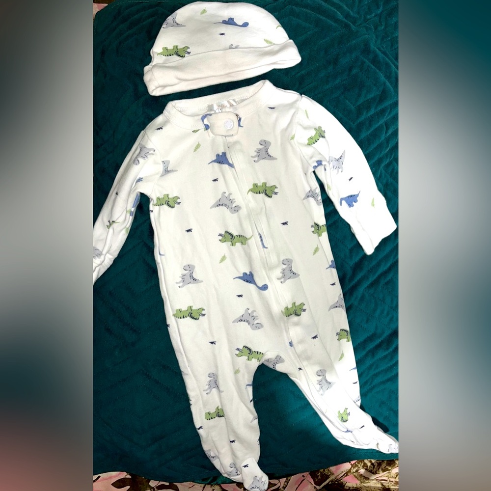 Tres Beau et Belle 3-6 months footed pajamas with matching hat